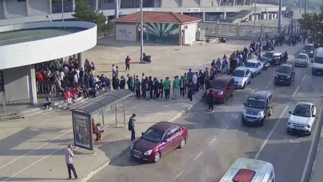 Bursaspor Taraftarları, Maç Biletleri İçin Gişe Önünde Uzun Kuyruklar Oluşturdu