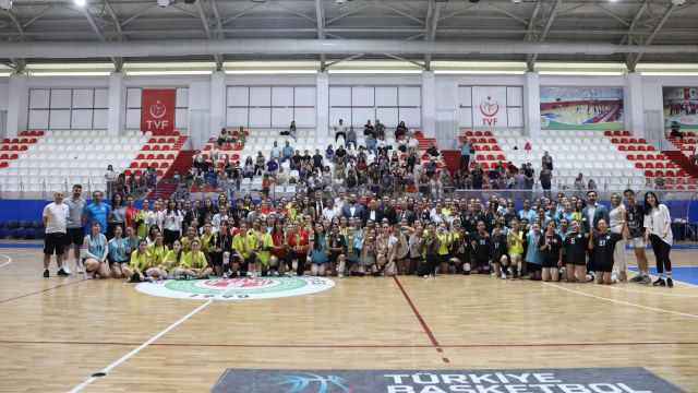 Etimesgut Belediyesi Gelişim Spor Kulübü 2. Geleneksel Altyapı Voleybol Turnuvası'na Ev Sahipliği Yaptı!
Turnuva, genç sporcuların yeteneklerini sergilediği ve yerel sporun gelişimine katkı sağlayan önemli bir organizasyon olarak dikkat çekti. Katılımcılar arasındaki rekabet ve coşku, etkinliğin başarısını vurguladı.  
Anahtar Özellikler:  

Genç Yetenekler Ön Planda: Altyapı oyuncularının performansı turnuvaya damgasını vurdu.  
Yerel Spora Destek: Etimesgut bölgesinde spor kültürünün güçlenmesine katkı sağlandı.  
Geleneksel Organizasyon: İkinci kez düzenlenerek kalıcı bir etkinik kimliği kazandı.  

Bu etkileyici turnuva, takımların mücadelesi ve taraftar katılımıyla gelecek yıllarda da sürdürülmesi hedeflenen bir geleneğin temelini attı.