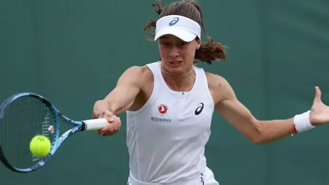 Zeynep Sönmez Wimbledon'da Tarih Yazdı: İlk Türk Tenisçi Üçüncü Turda Alexandrova'ya Yenildi 2 Zeynep Sonmez Wimbledonda Tarih Yazdi Ilk Turk Tenisci Ucuncu Turda.webp
