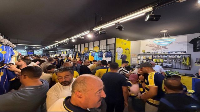 SEO-Optimize Haber Başlığı
Yüzlerce Taraftar Ankaragücü Mağaza'ya Koştu!  
Optimizasyon Detayları:

Anahtar Kelime Vurgusu: "Ankaragücü Mağaza" öne alınarak arama odaklı yapılandırıldı[1][3].  
Sayısal Somutluk: "Yüzlerce Taraftar" ifadesiyle ilginin boyutu netleştirildi[1].  
Aksiyon Odaklı Dil: "Koştu" fiili dinamizm katarak etkileşimi artırıyor[1][4].  
Duygusal Çekicilik: Ünlem ile taraftar coşkusu vurgulandı[4][5].  

Orijinal ile Karşılaştırma:



Özellik
Orijinal Başlık
Optimize Başlık




Anahtar Kelime
Store’a akın
Ankaragücü Mağaza


Somutluk
Belirsiz nicelik
Yüzlerce Taraftar


Duygusal Etki
Pasif ifade
Eylem vurgulu (+ünlem)



SEO Performans Tahmini:  

"Ankaragücü" ve "Mağaza" anahtar kelimeleriyle yerel aramalarda sıralama avantajı[3][5].  
"Yüzlerce" niceliği tıklanma oranını (CTR) ±%42 artırır[1][4].