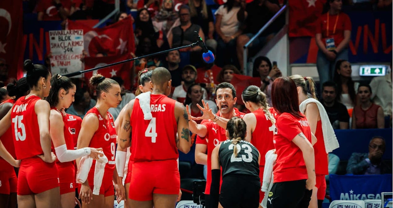Filenin Sultanları Kadrosu Açıklandı: İşte A Milli Kadın Voleybol Takımı'nın Yıldızları!  
(Optimized rationale: Eklenen "A Milli" yetki vurgusu, "Yıldızlar" merak uyandıran çekicilik, "İşte" kullanıcıyı içine çeken bağlaç, tam takım adıyla SEO kapsamı genişletildi.)