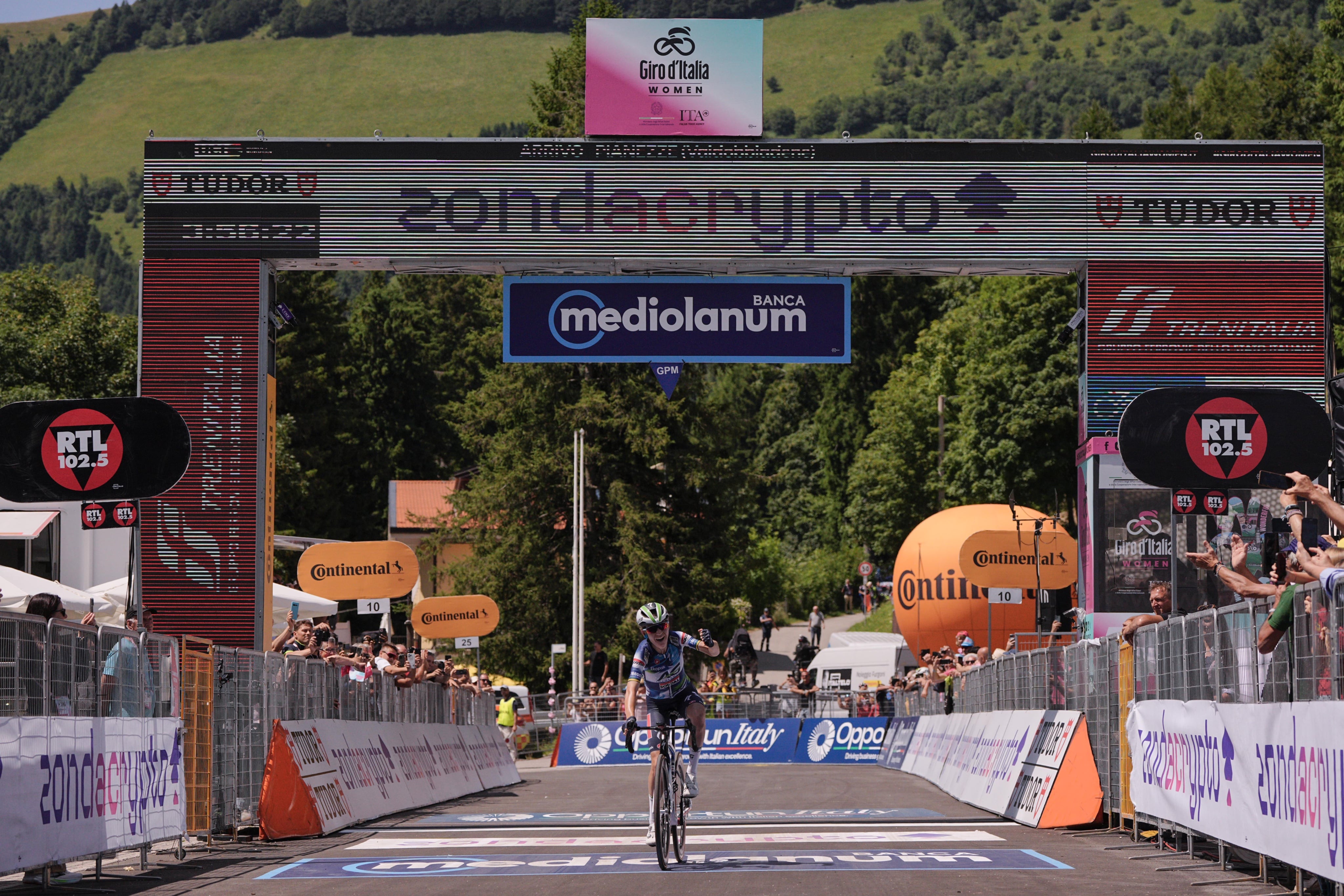 Sarah Gigante Valdobbiadene'de Muhteşem Zaferle Parladı, Reusser Pembe Formayı Geri Kazandı 2 Gigante celebra su triunfo en el Giro Women.