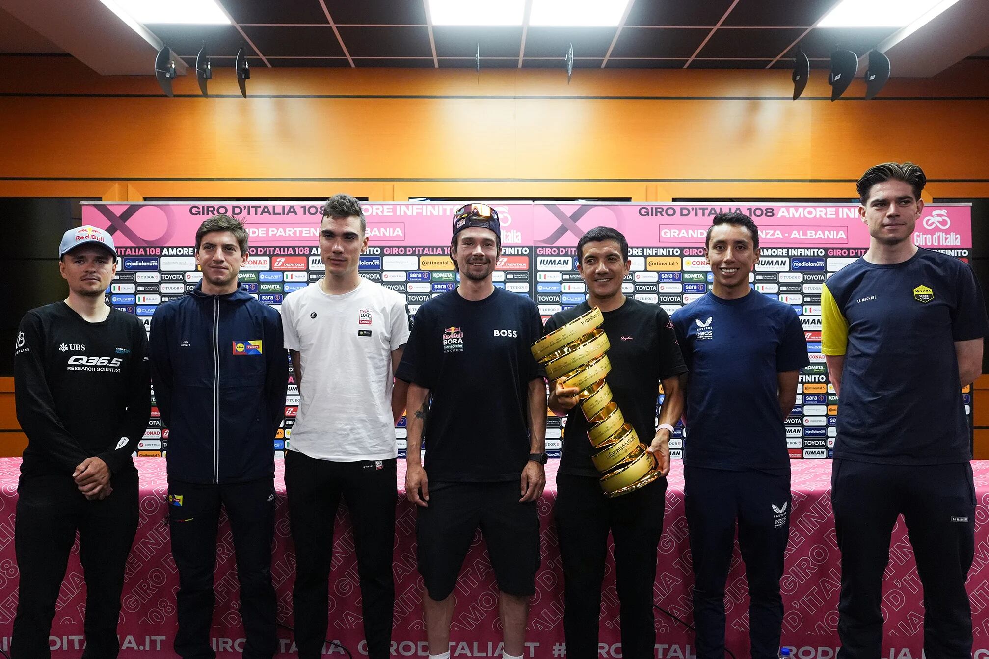 Simon Yates 2025'te Neler Başardı? Giro d'Italia ve Tour de France Zaferlerinin Sırrı 2 Favoritos del Giro de Italia 2025 en la rueda de prensa en Tirana.